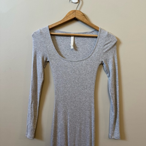 The group Babaton Aritzia Luxe Lounge Temptation long stretchy maxi dress - Picture 3 of 8